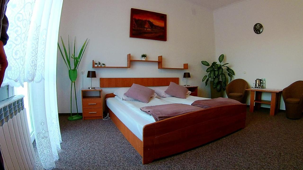 Pod Trzema Rozami Hotel